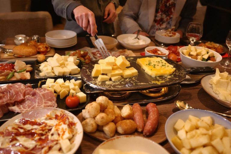 Combien de grammes de charcuterie par personne pour une raclette ?
