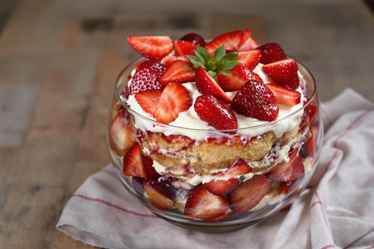 Cette recette avec des fraises est super simple à faire pourtant elle va bluffer vos invités à coup sûr !.jpg