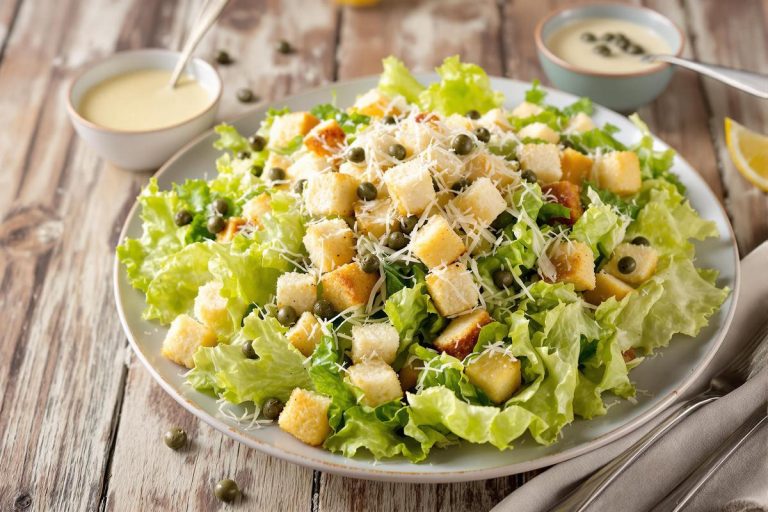 La sauce est à tomber par terre : voici notre meilleure recette de salade césar, gourmande et rapide à faire.jpg