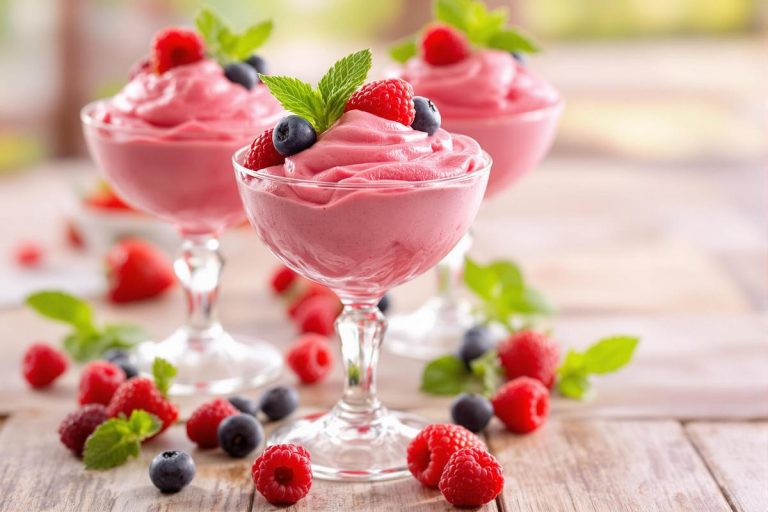 Mousse glacée aux fruits rouges : recette légère et savoureuse.jpg