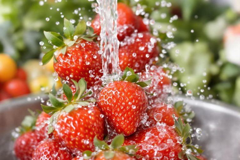 Passer ses fraises sous l’eau ne suffit pas pour éliminer les résidus de pesticides : voici comment faire pour mieux les laver efficacement.jpg