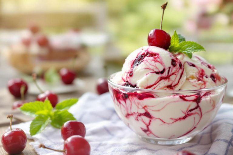 Glace au yaourt grec et cerises : la légèreté gourmande sans sorbetière pour se régaler.jpg