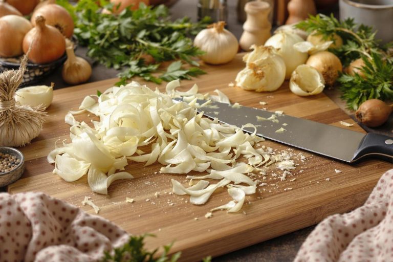 Oignons qui font pleurer à chaque découpe ? L’astuce des chefs pour les trancher sans larme et sans galère.jpg