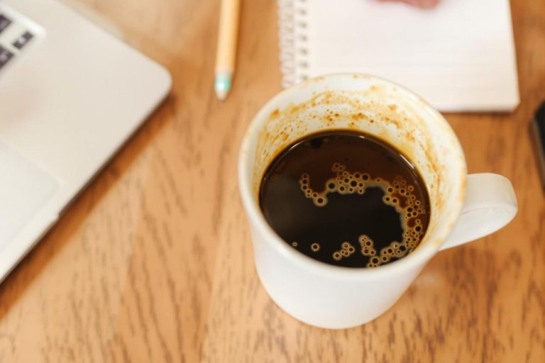 Tasse à café : cette mauvaise habitude que nous avons favorise en fait le développement des bactéries.jpg